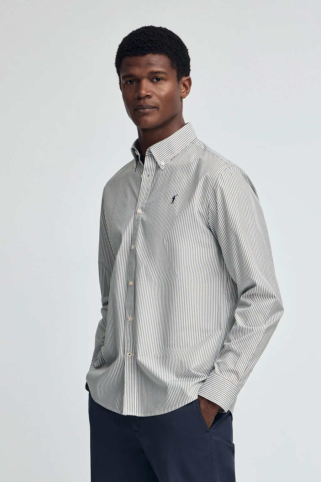 Camisa verde militar de rayas y corte regular con logo Rigby Go
