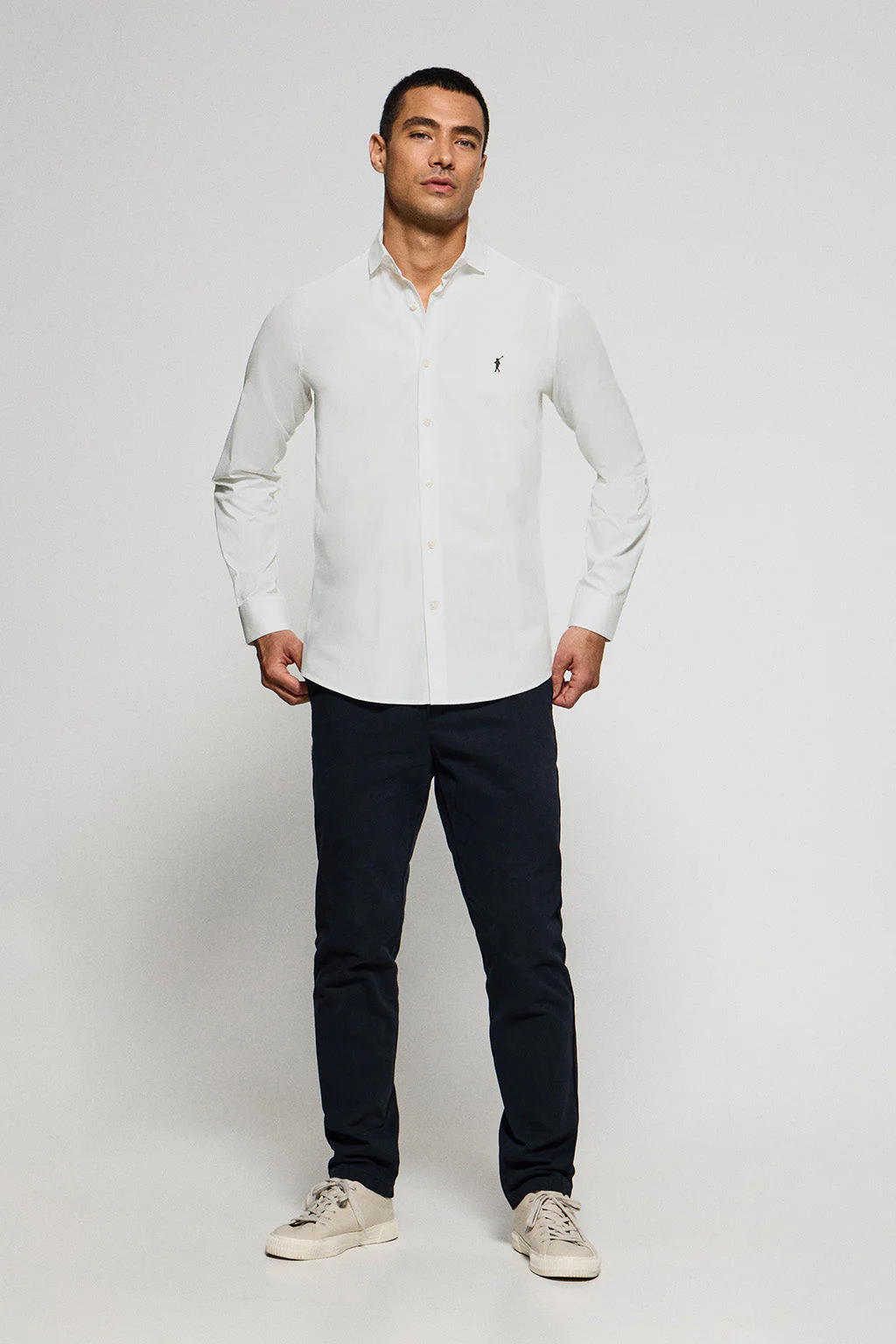 Camisa slim de popelín blanca con logo bordado Rigby Go - Image 3