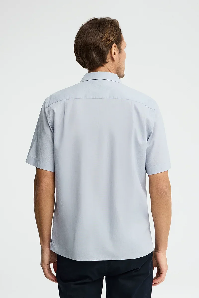 Camisa cotolino azul claro de manga corta y corte regular con logo Rigby Go - Image 5