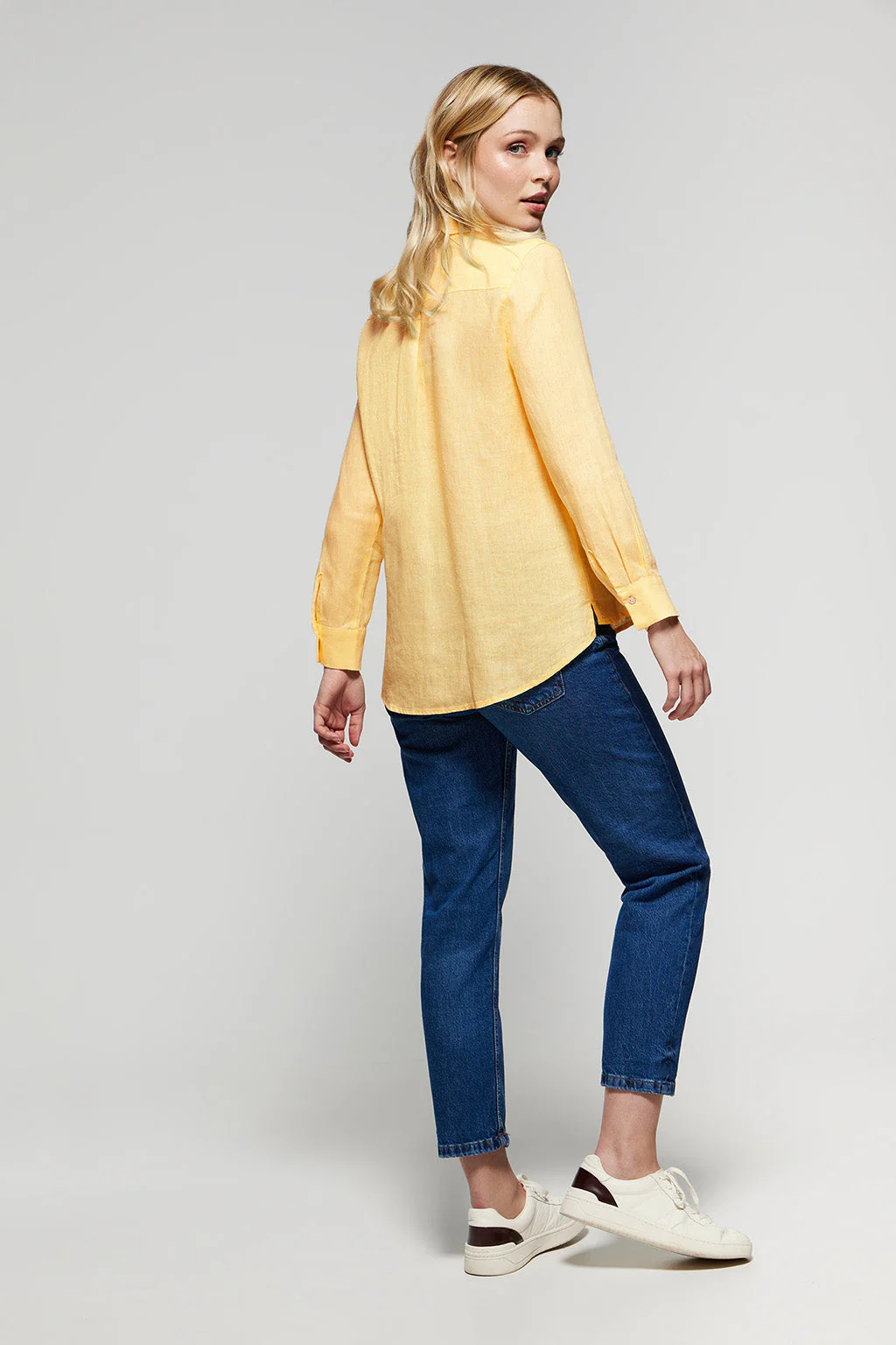 Camisa de lino amarillo empolvado con detalle bordado Rigby Go - Image 4