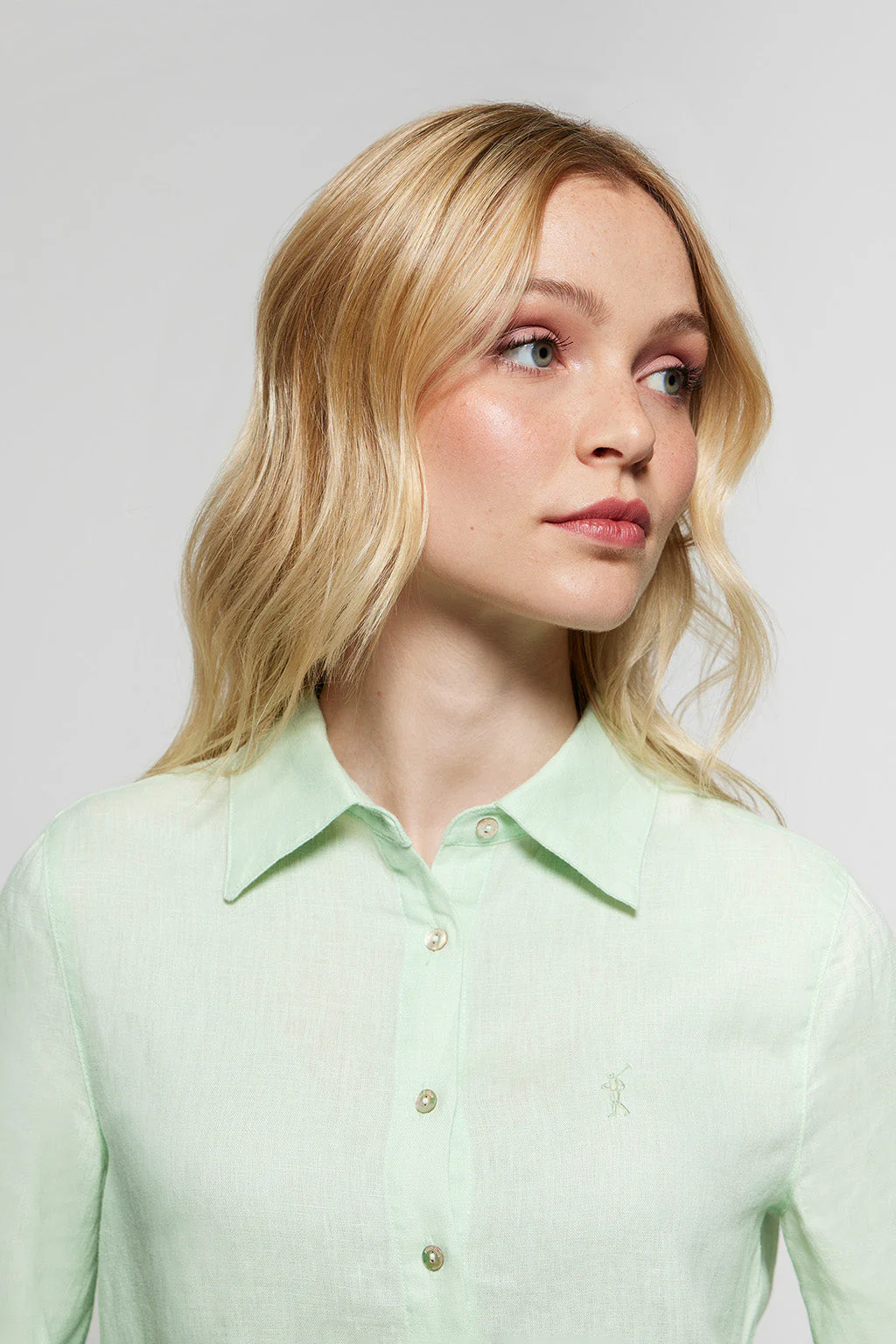 Camisa de lino verde empolvado con detalle bordado Rigby Go - Image 3