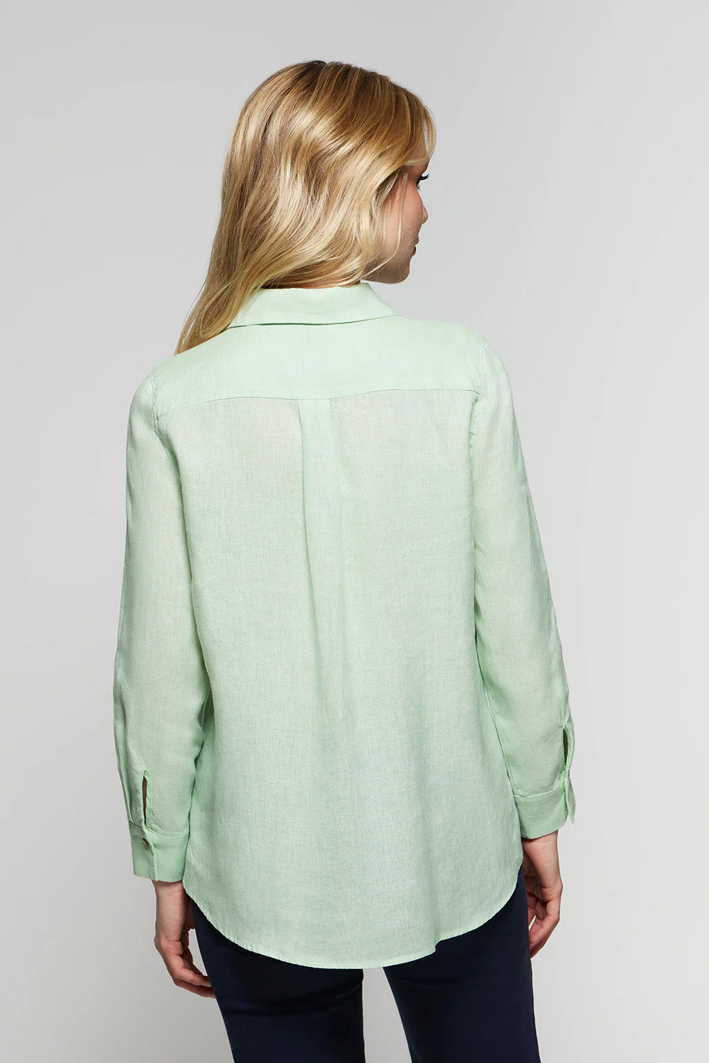 Camisa de lino verde empolvado con detalle bordado Rigby Go - Image 4