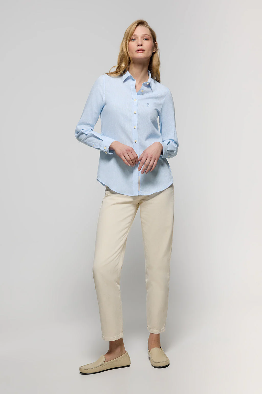 Camisa azul celeste de lino y algodón con detalle bordado Rigby Go - Image 3
