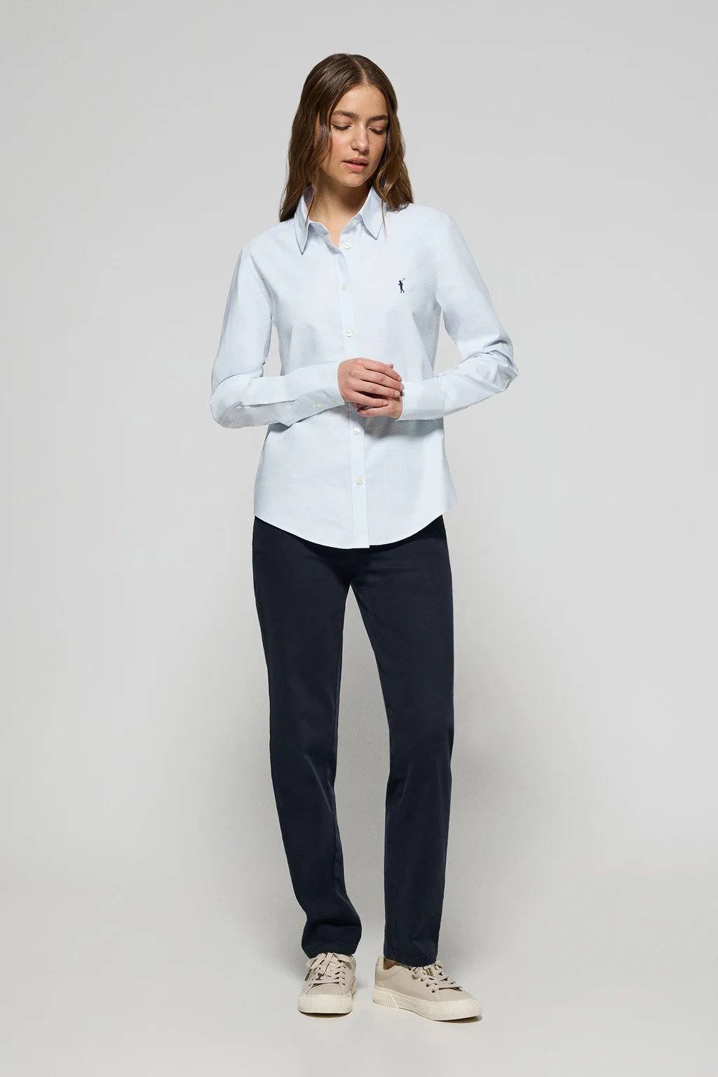 Camisa oxford azul cielo con logo bordado Rigby Go - Image 3