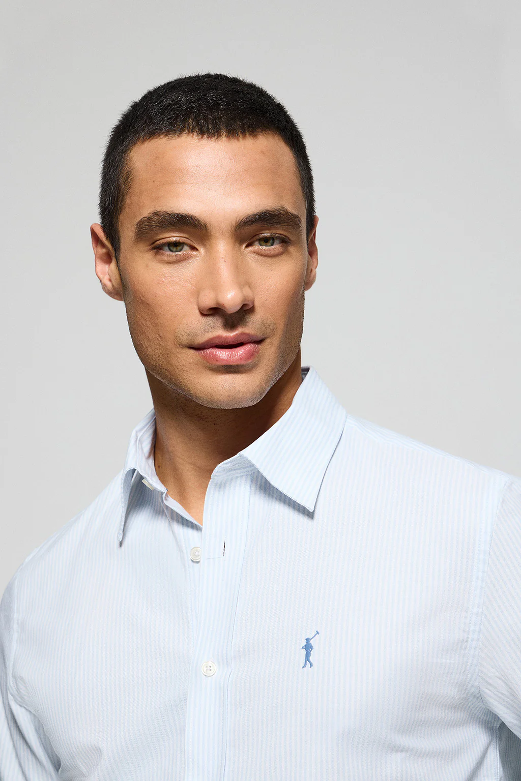Camisa raya yale azul claro con logo bordado Rigby Go - Image 2