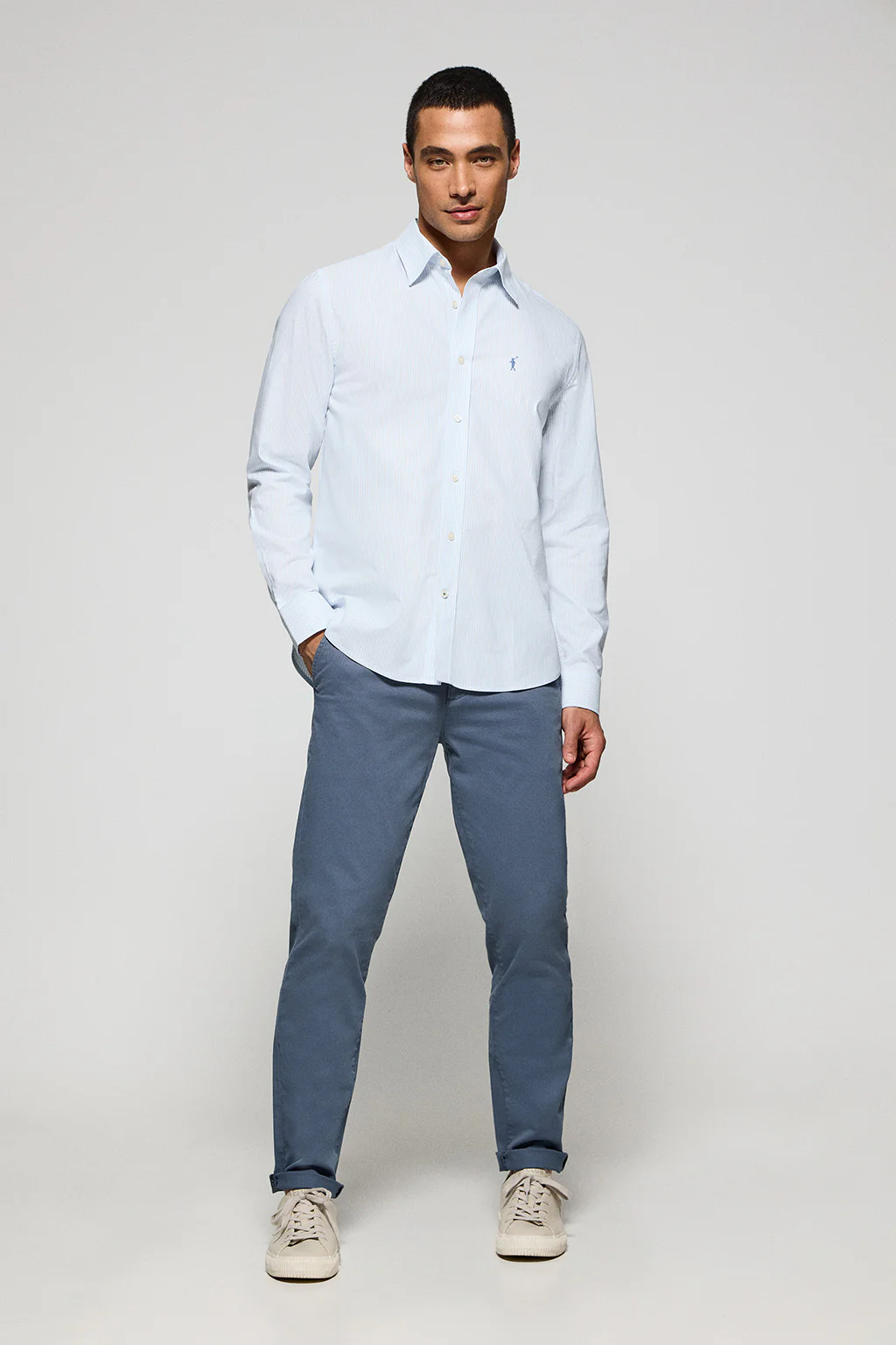 Camisa raya yale azul claro con logo bordado Rigby Go - Image 3