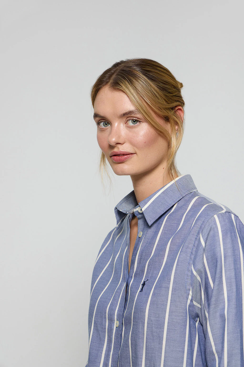 Camisa relax Salima azul con logo Rigby Go - Image 2