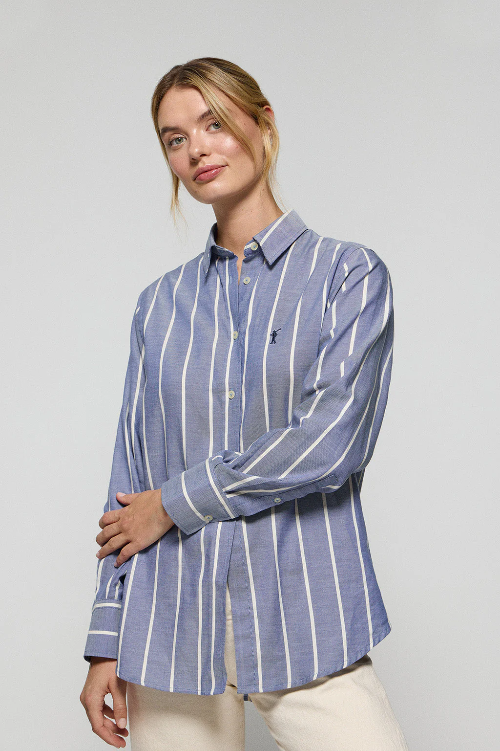 Camisa relax Salima azul con logo Rigby Go - Image 4