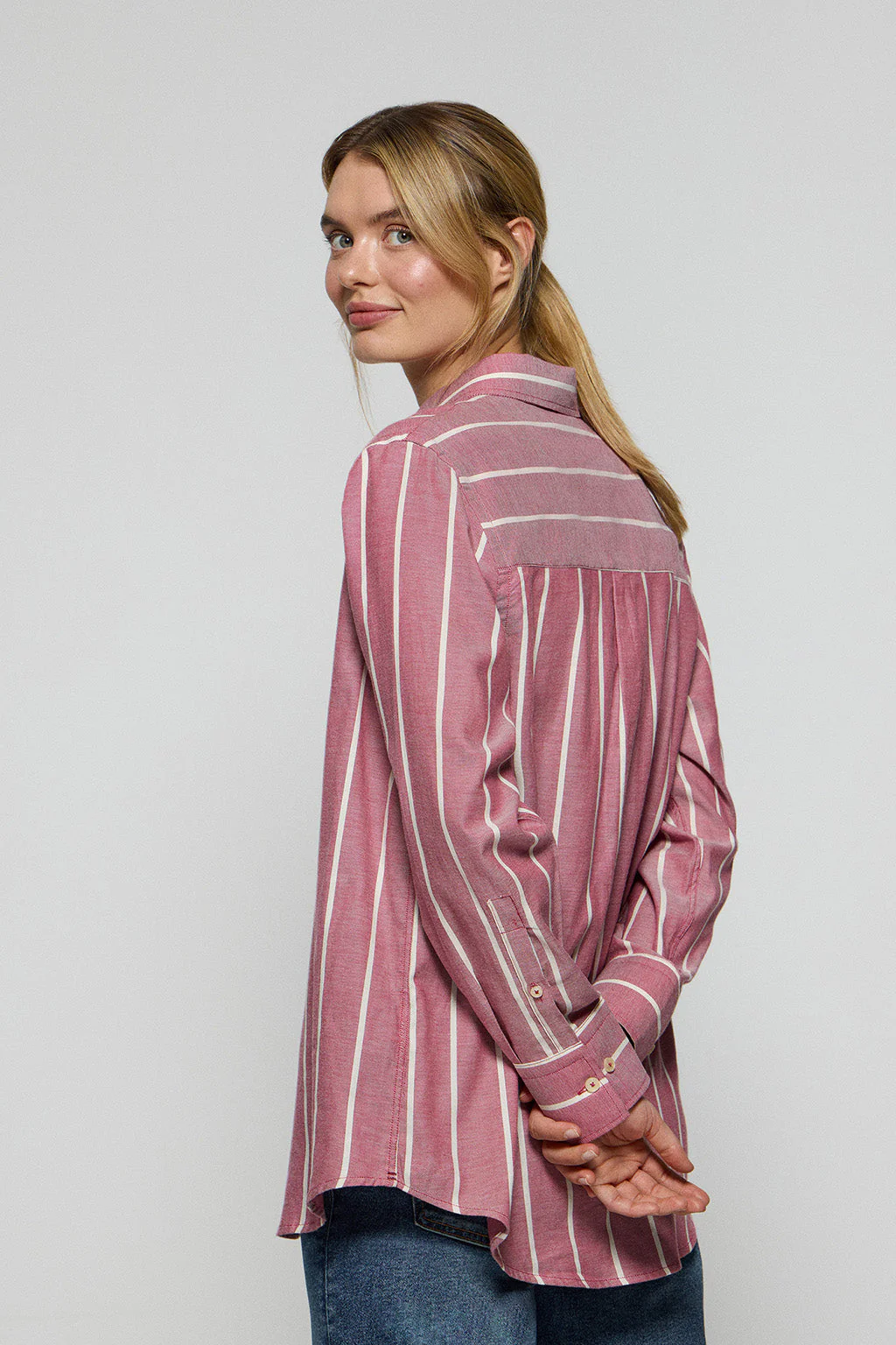Camisa relax Salima burdeos con logo Rigby Go - Image 4