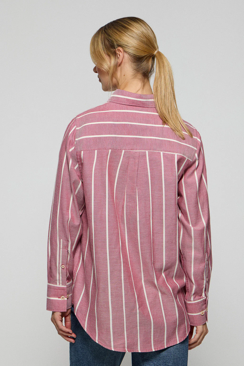 Camisa relax Salima burdeos con logo Rigby Go - Image 5