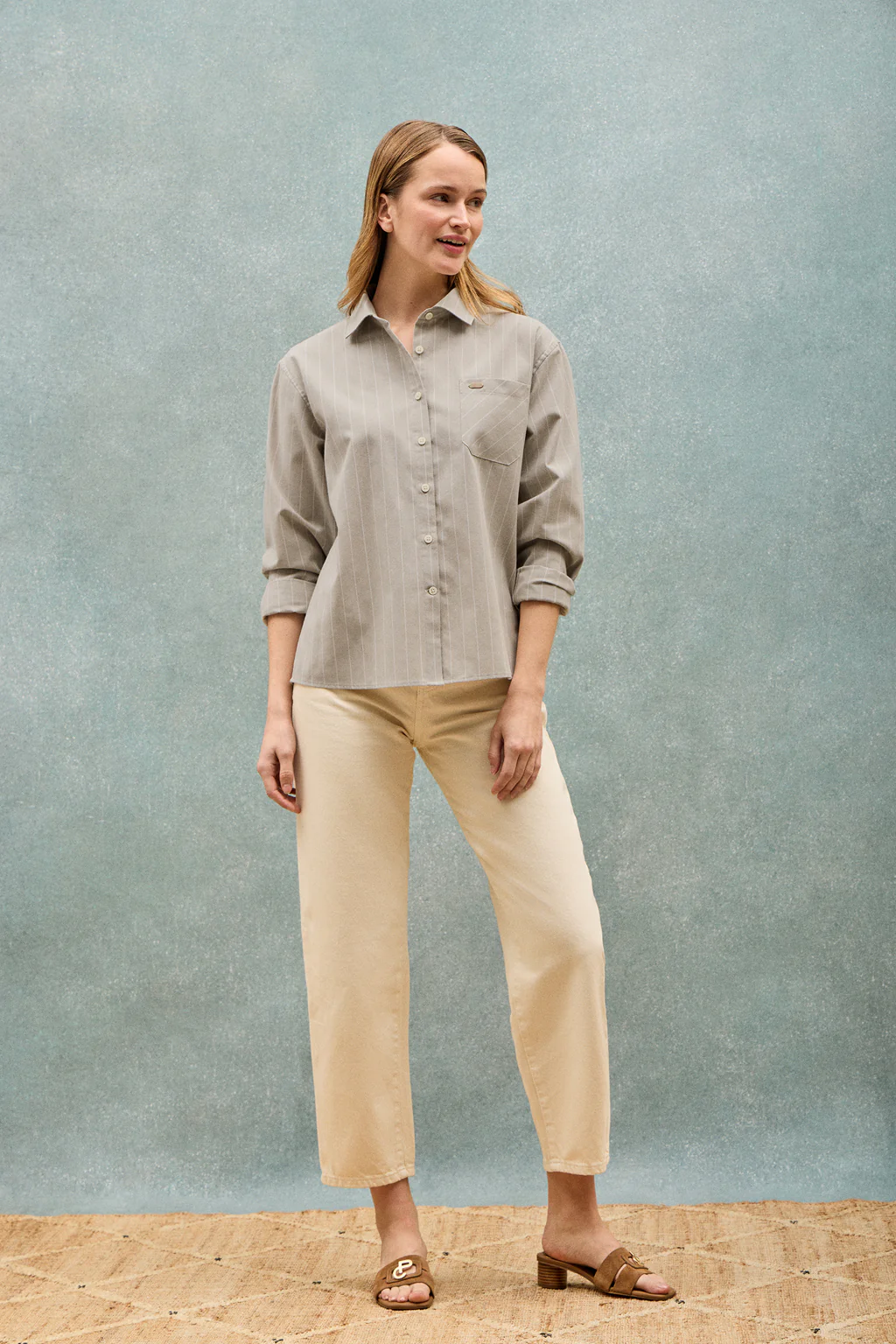 Camisa beige Scarlet a rayas loose fit con botón nacarado - Image 5