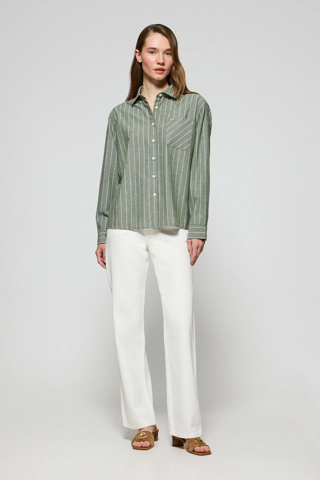 Camisa Scarlet a rayas loose fit con botón nacarado - Image 4