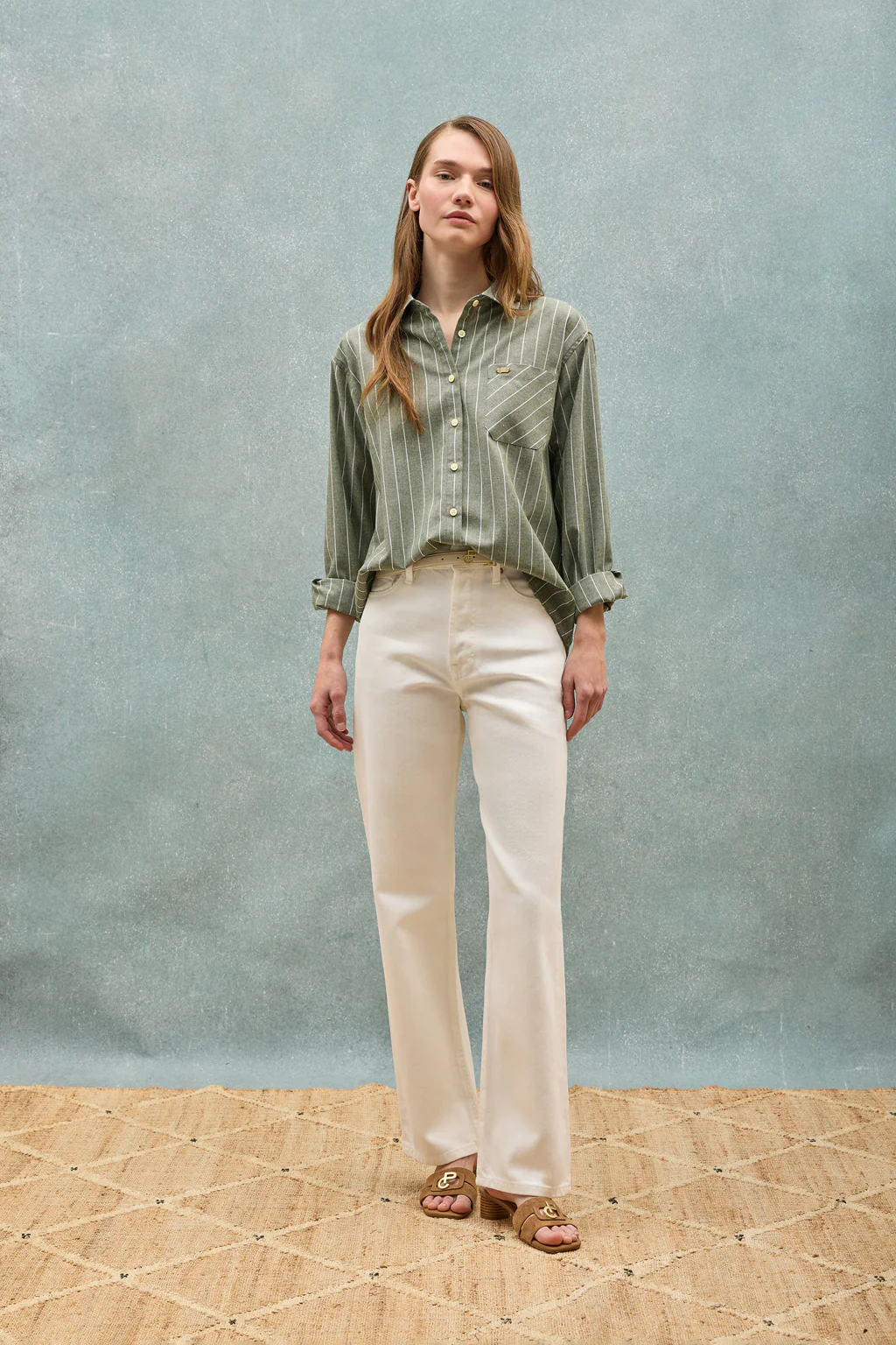 Camisa Scarlet a rayas loose fit con botón nacarado - Image 8