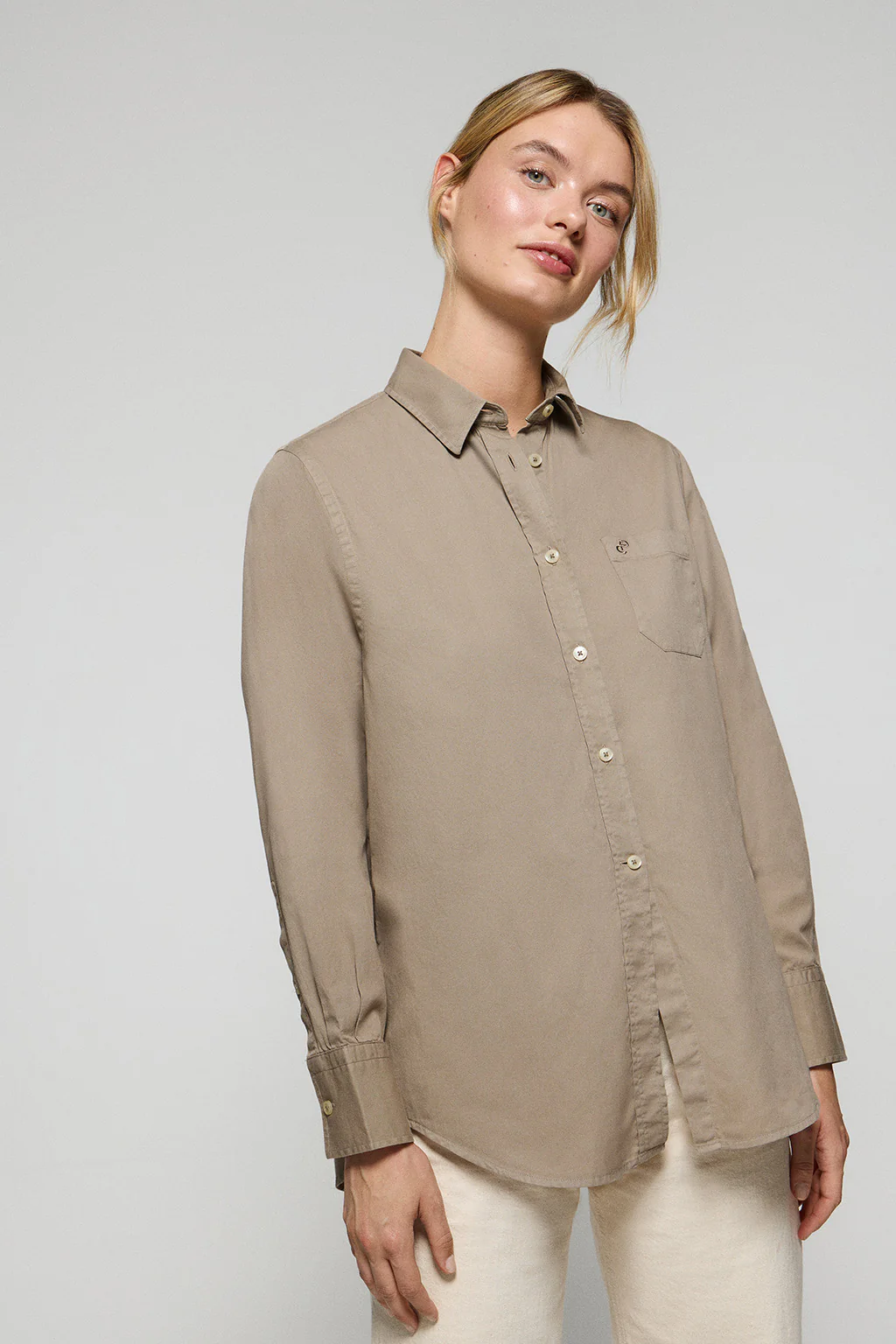 Camisa Simona color camel con monograma bordado PC