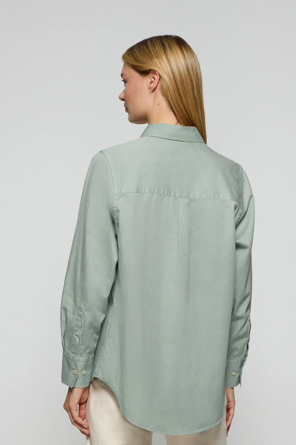 Camisa Simona verde claro con monograma bordado PC - Image 2