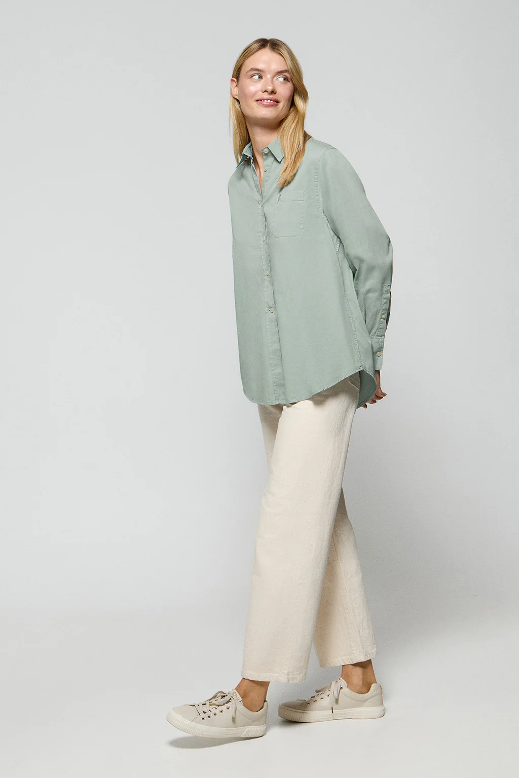 Camisa Simona verde claro con monograma bordado PC - Image 4