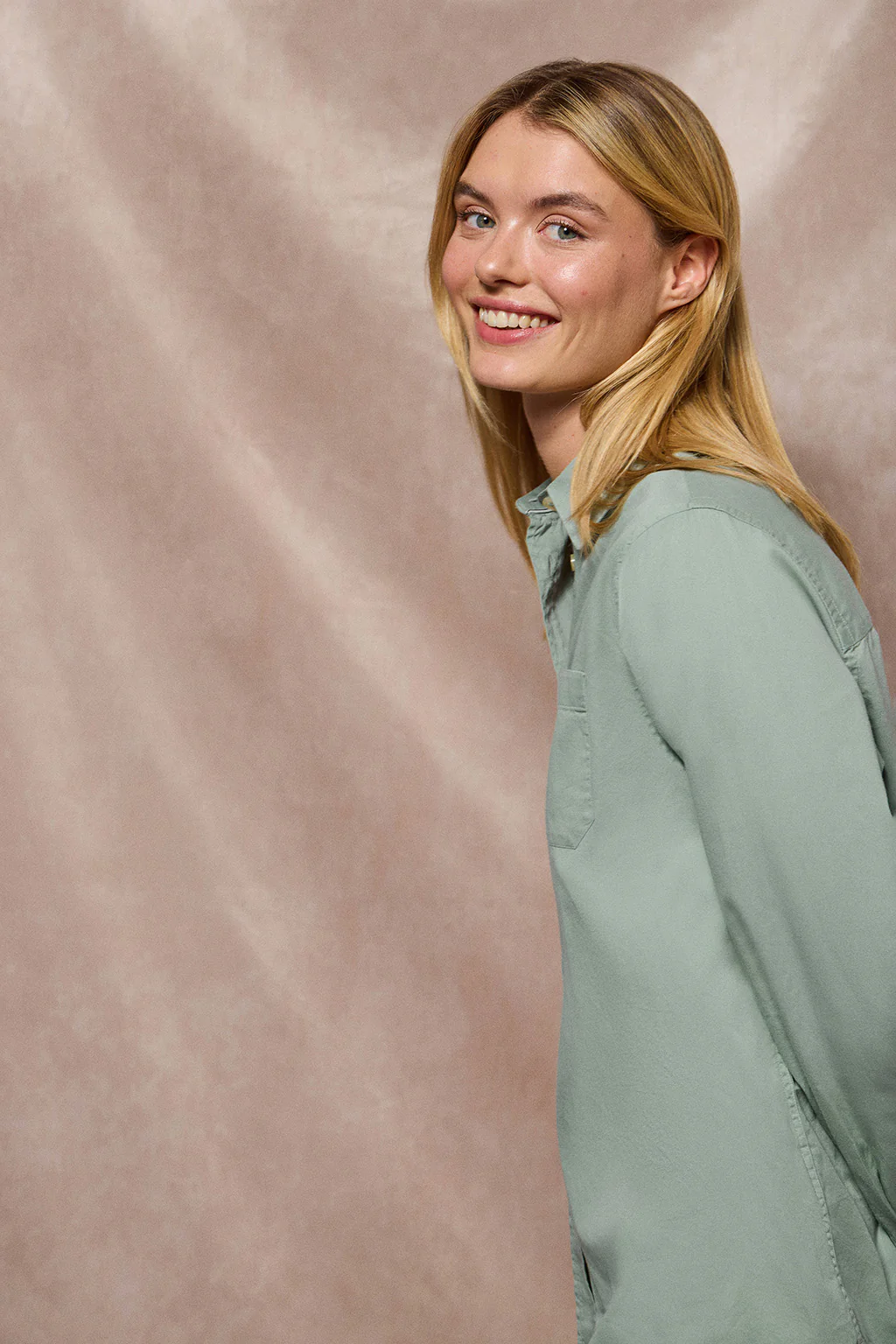 Camisa Simona verde claro con monograma bordado PC - Image 6
