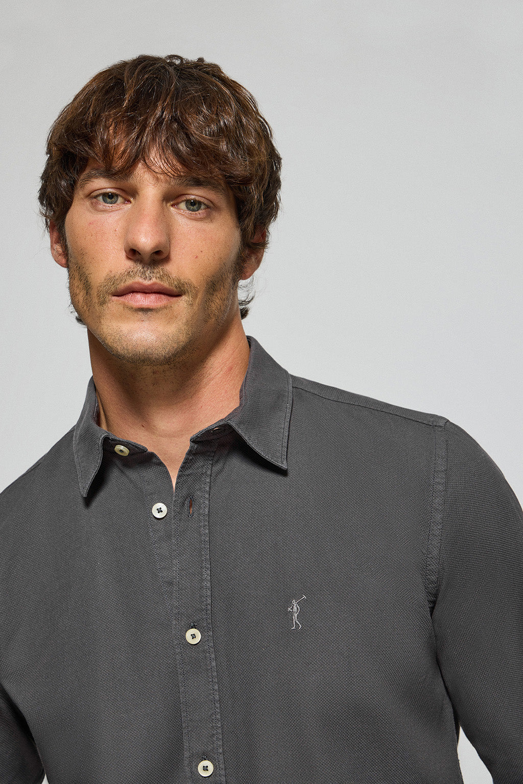 Camisa Stanford gris oscuro con logo bordado Rigby Go a tono - Image 2