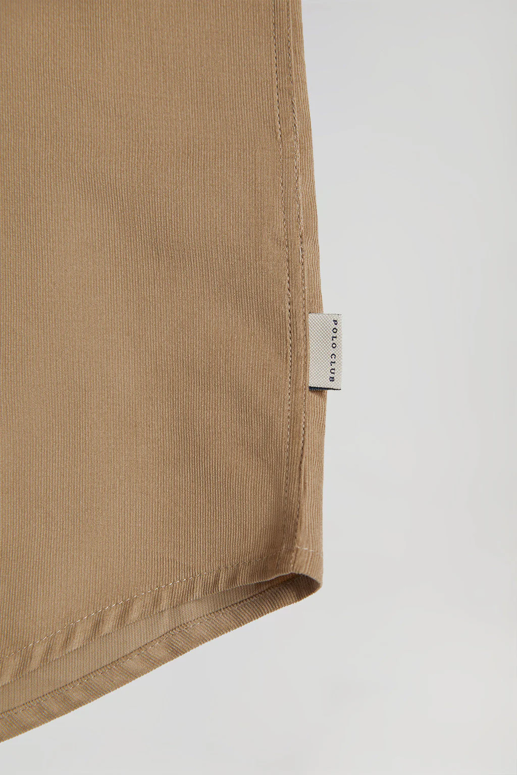 Camisa de micropana con bolsillos color arena y detalle Polo Club - Image 9