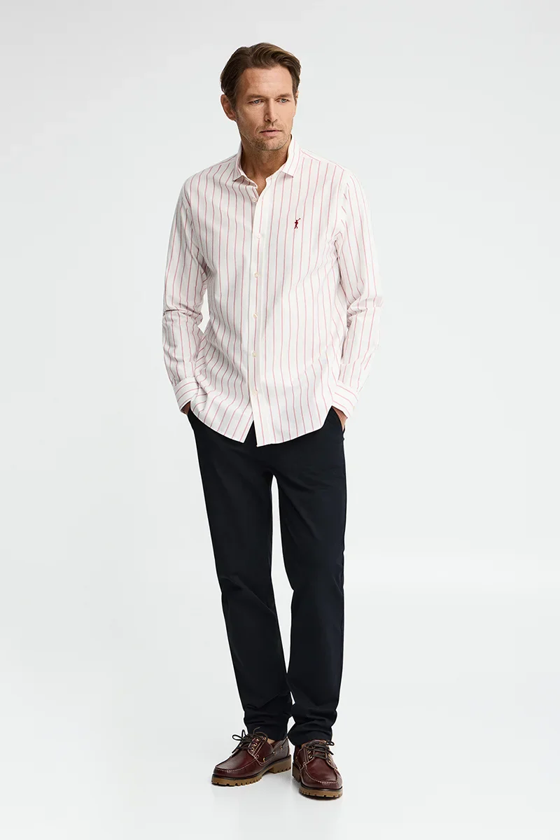 Camisa de rayas color crudo y rojo de cuello italiano, corte regular y bordado Rigby go - Image 4