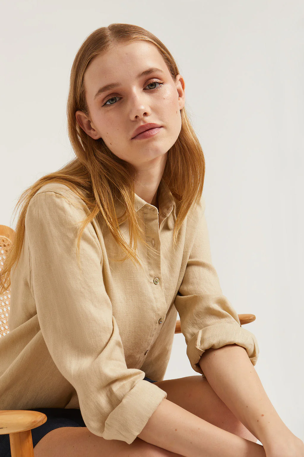 Camisa de lino beige con detalle bordado - Image 3