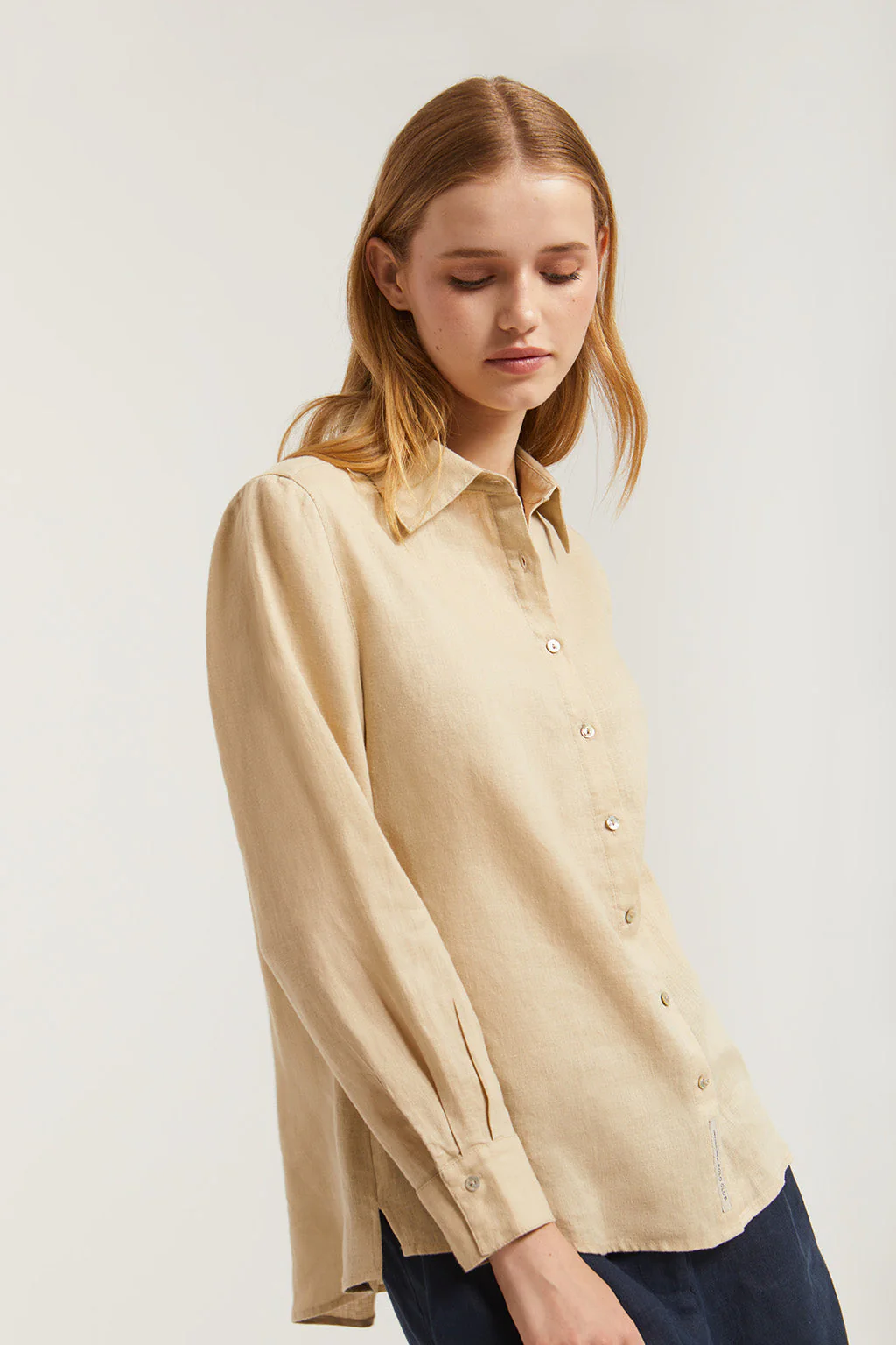 Camisa de lino beige con detalle bordado - Image 4