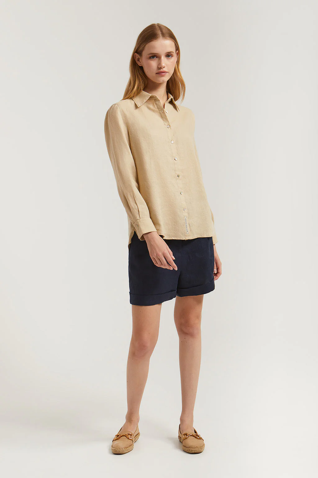 Camisa de lino beige con detalle bordado - Image 5