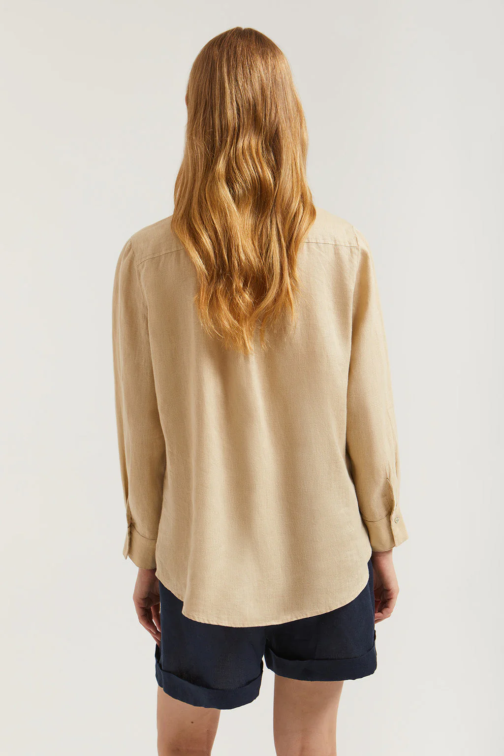 Camisa de lino beige con detalle bordado - Image 6