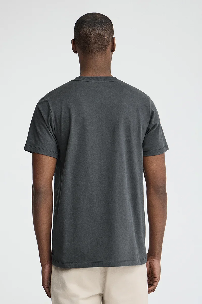 Camiseta gris piedra de corte recto con parche Polo Club - Image 5