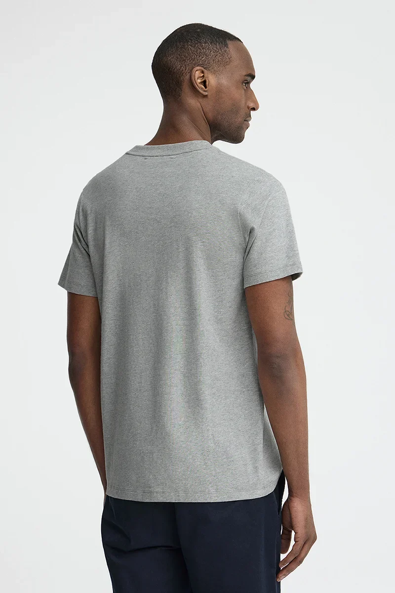 Camiseta gris vigoré de corte recto con parche Polo Club - Image 5