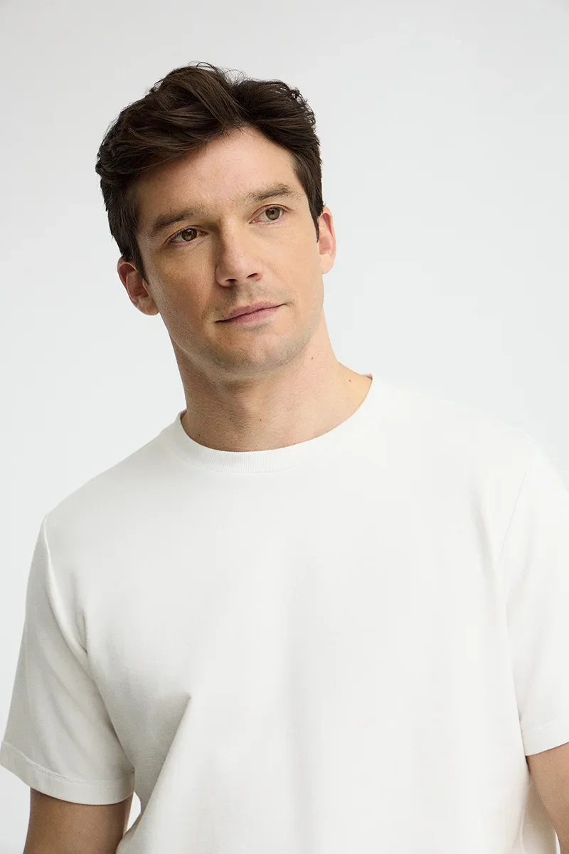 Camiseta blanca de cuello redondo con parche Polo Club - Image 3