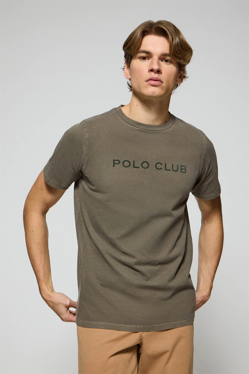 Camiseta Apolo garment dyed verde militar con logo Polo Club aterciopelado
