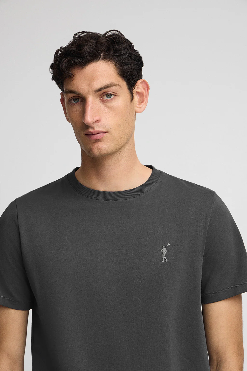 Camiseta gris oscuro con logo engomado Rigby Go - Image 2