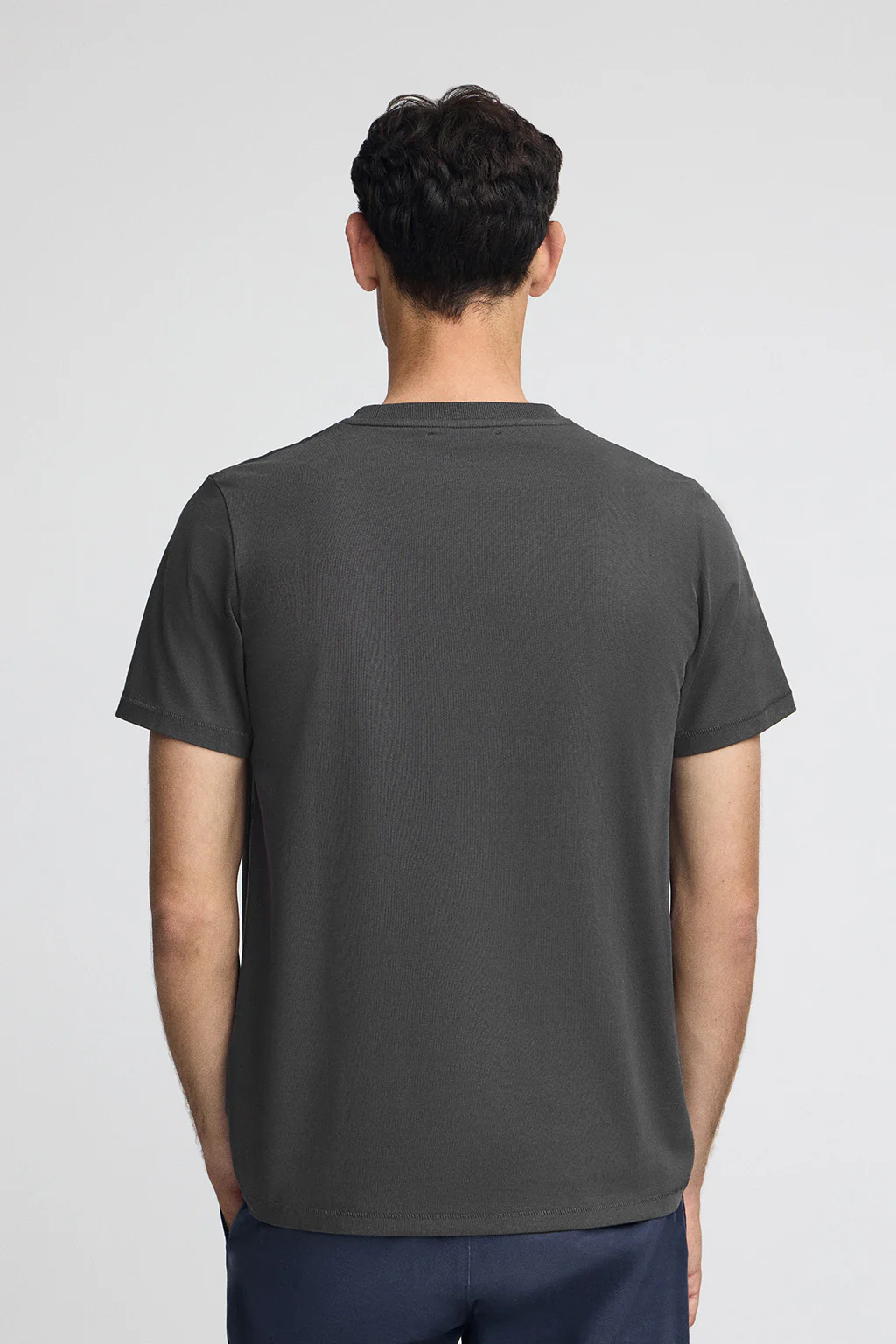 Camiseta gris oscuro con logo engomado Rigby Go - Image 4