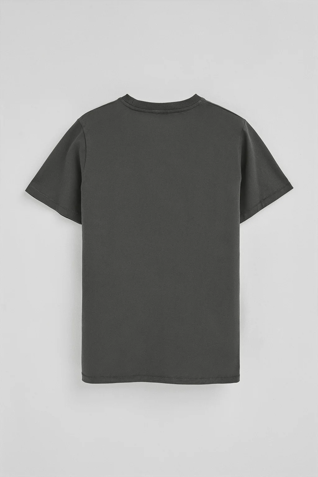 Camiseta gris oscuro con logo engomado Rigby Go - Image 7