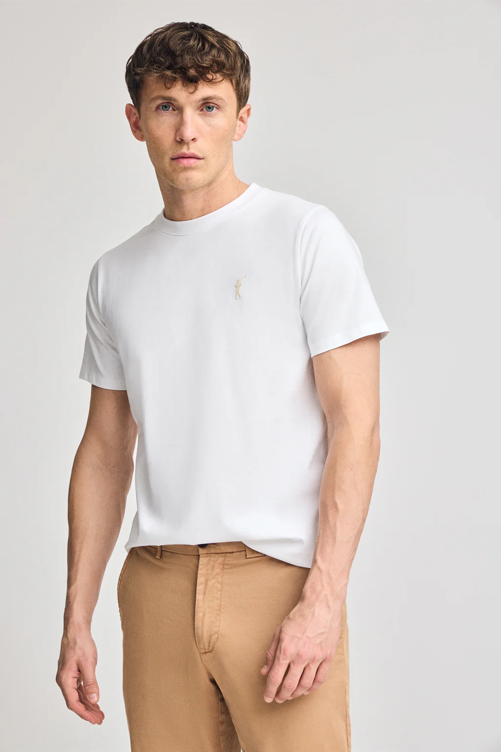 Camiseta blanca de cuello redondo y Big Rigby Go engomado