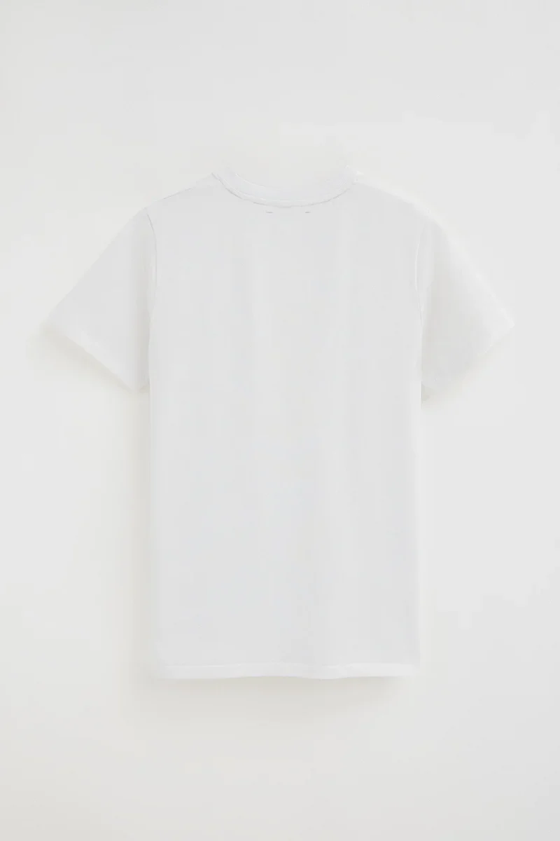 Camiseta blanca de manga corta con logo engomado Rigby Go - Image 8