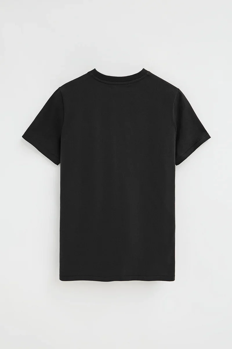 Camiseta negra de manga corta con logo engomado Rigby Go - Image 7