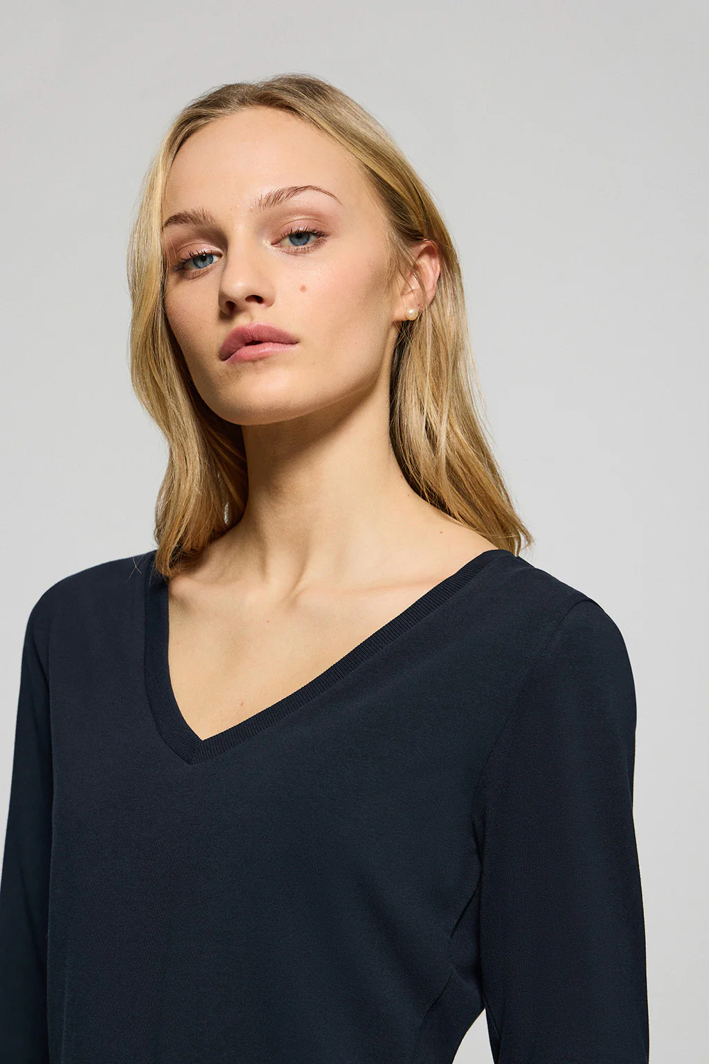 Camiseta azul marino básica de cuello pico con logo engomado - Image 2