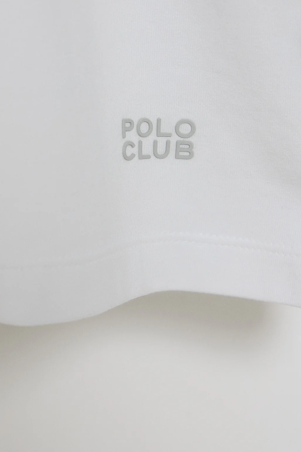 Camiseta blanca básica de cuello pico con logo engomado - Image 9