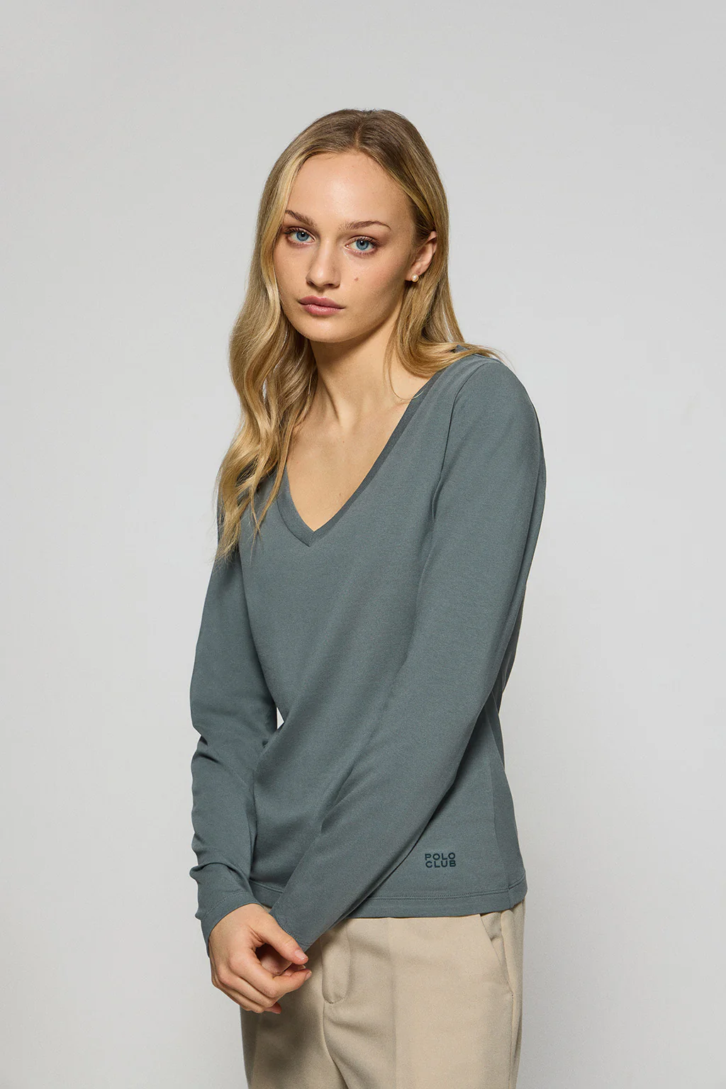 Camiseta gris piedra básica de cuello pico con logo engomado