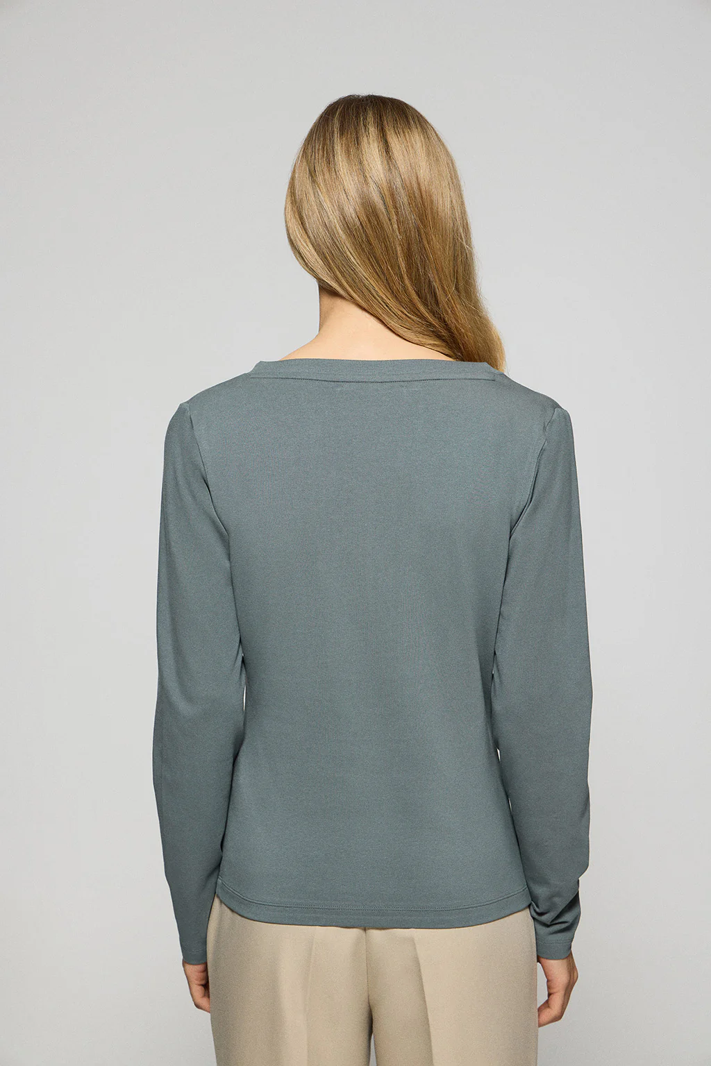 Camiseta gris piedra básica de cuello pico con logo engomado - Image 2