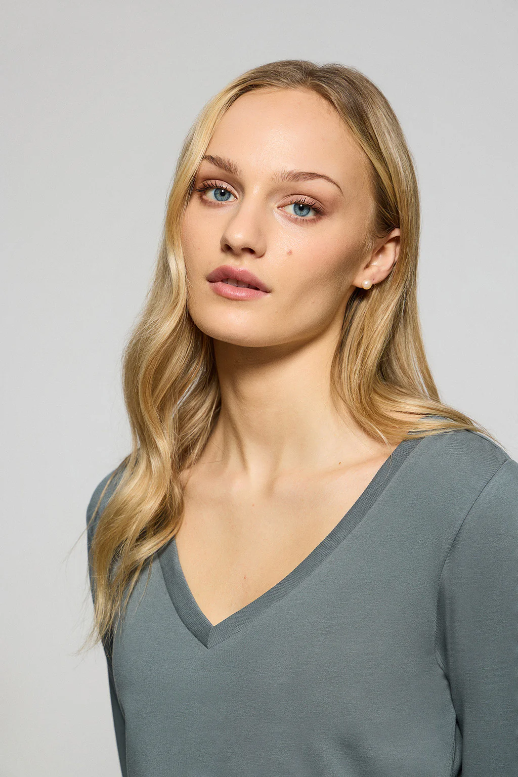 Camiseta gris piedra básica de cuello pico con logo engomado - Image 3
