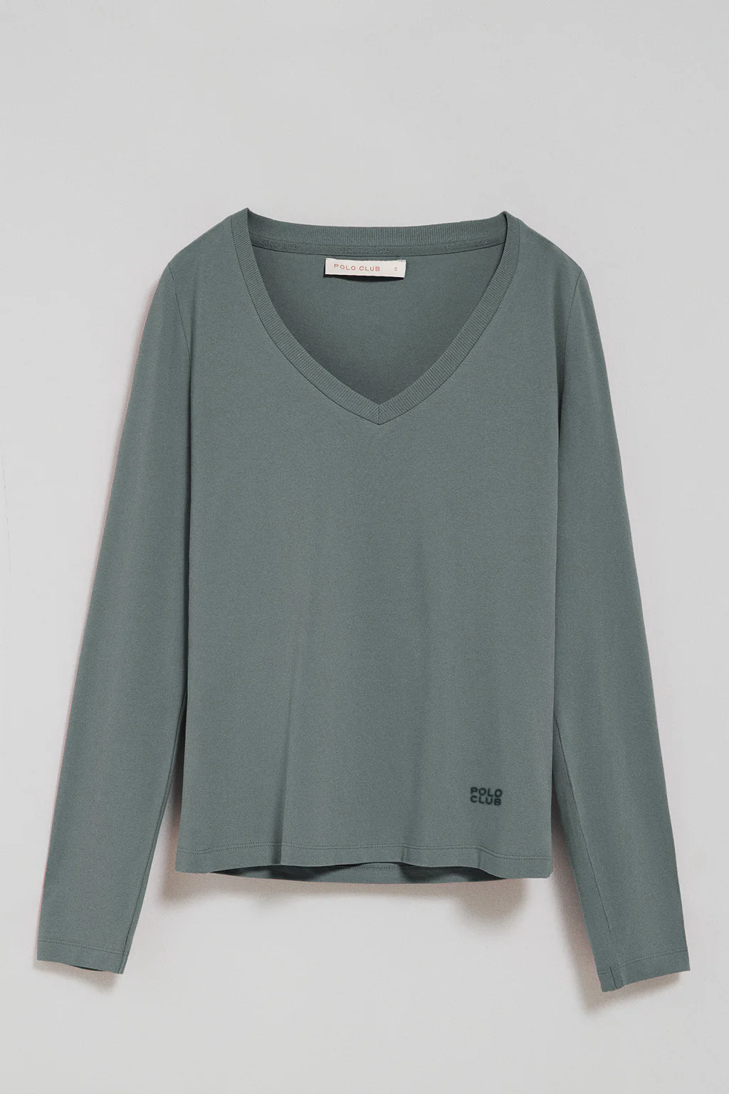Camiseta gris piedra básica de cuello pico con logo engomado - Image 5