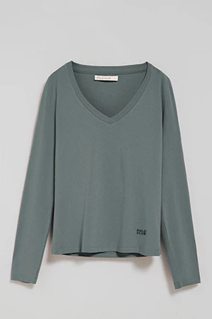 Camiseta gris piedra básica de cuello pico con logo engomado - Image 6