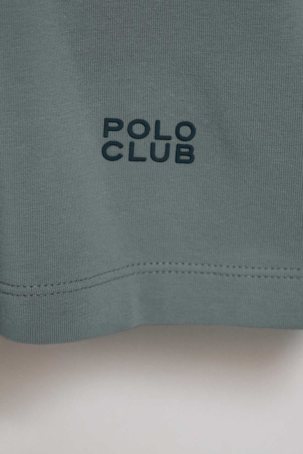 Camiseta gris piedra básica de cuello pico con logo engomado - Image 9