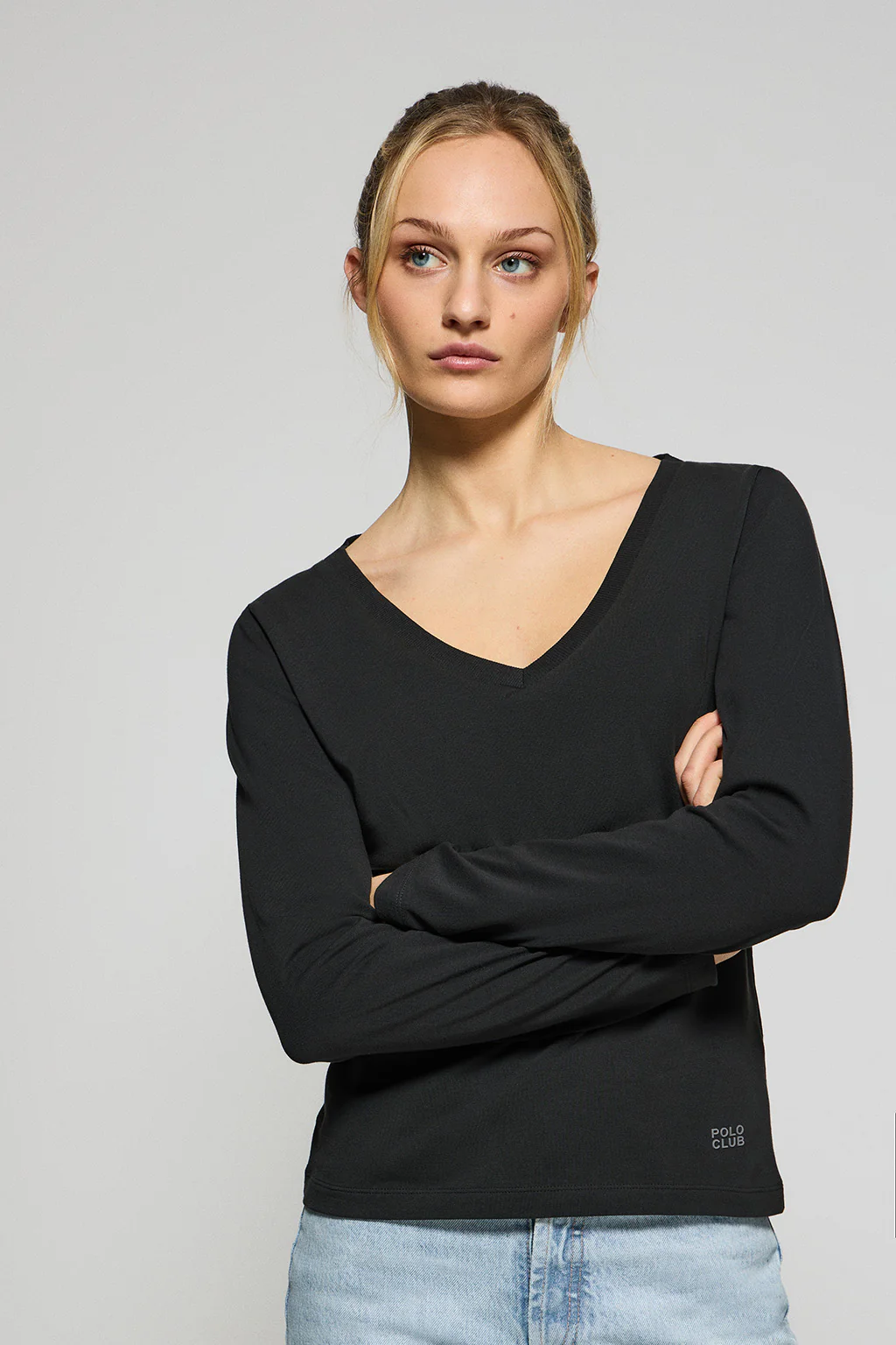 Camiseta negra básica de cuello pico con logo engomado