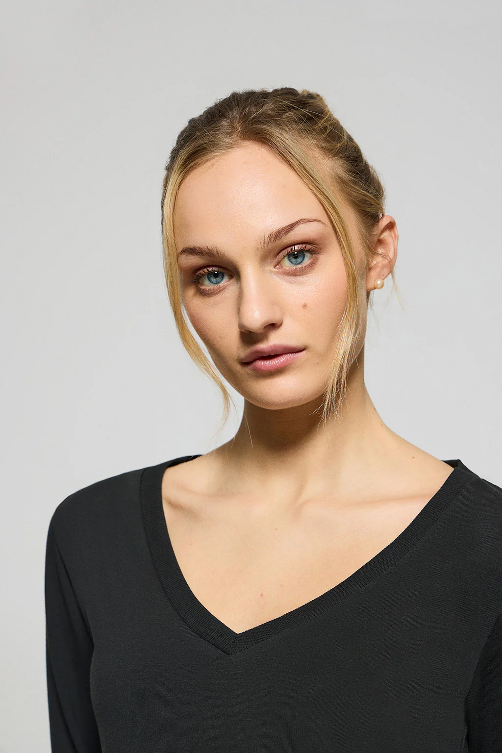 Camiseta negra básica de cuello pico con logo engomado - Image 3