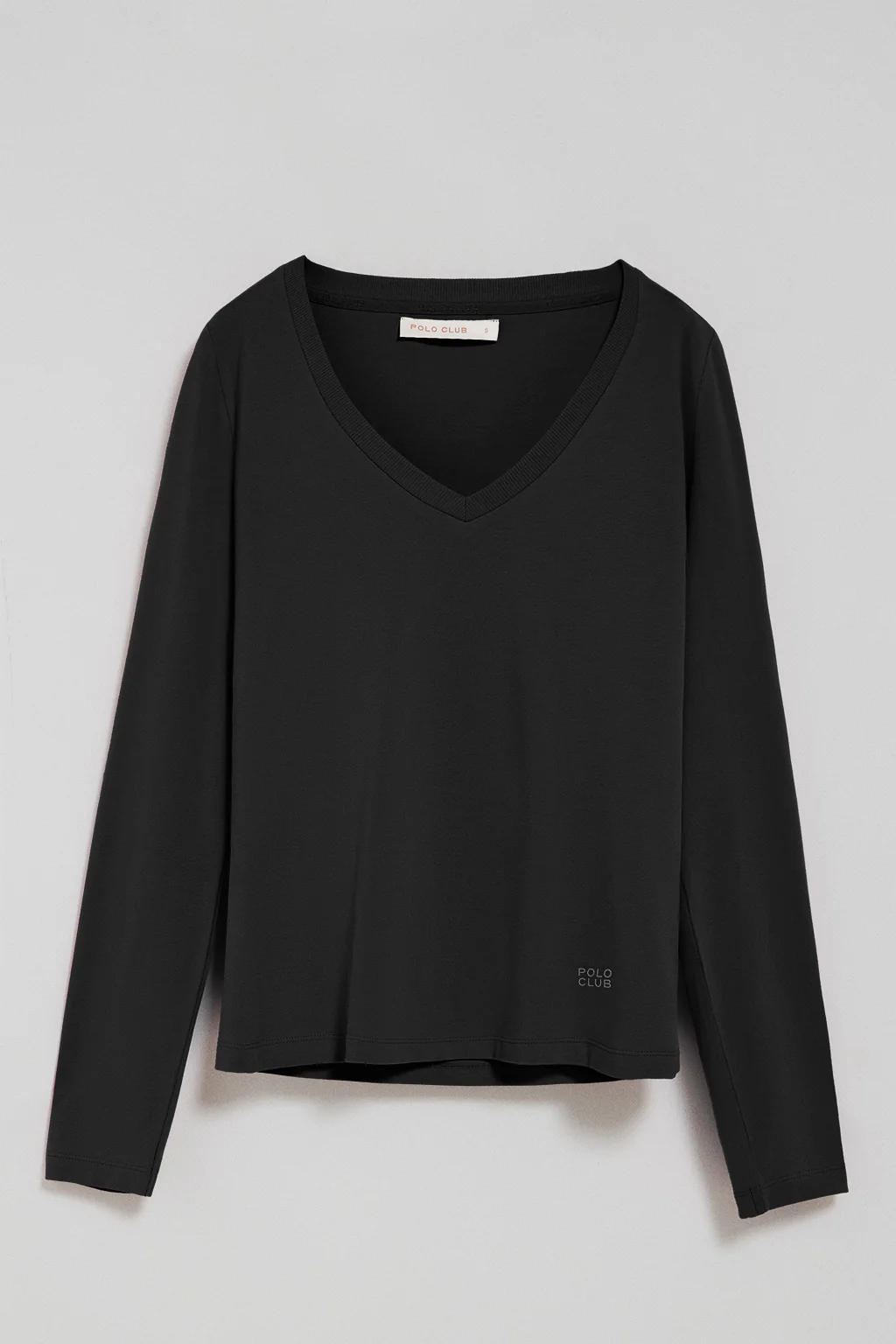 Camiseta negra básica de cuello pico con logo engomado - Image 5