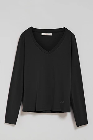 Camiseta negra básica de cuello pico con logo engomado - Image 6